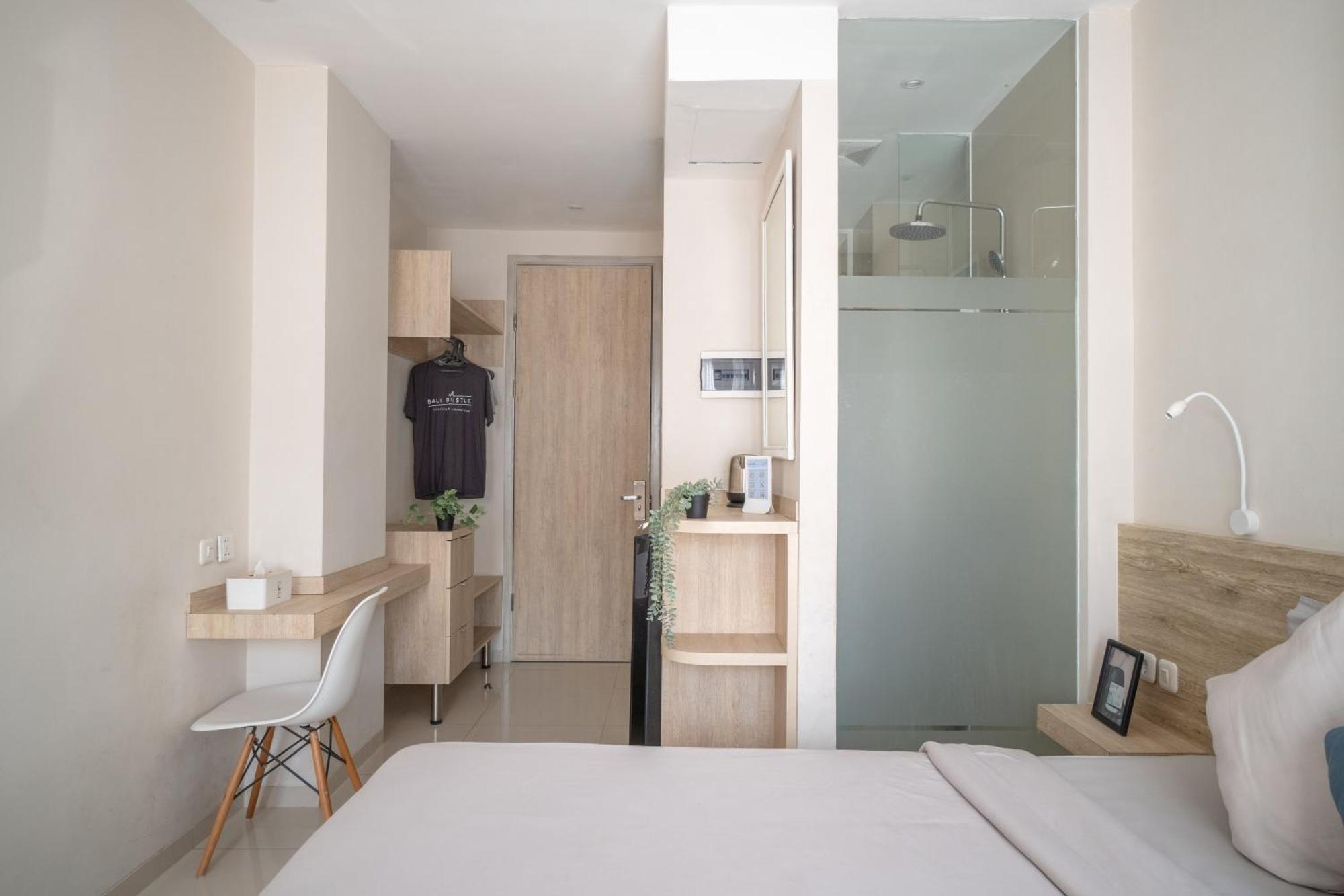 Bali Bustle Pararaton Coliving And Coworking Space Legian Exterior foto